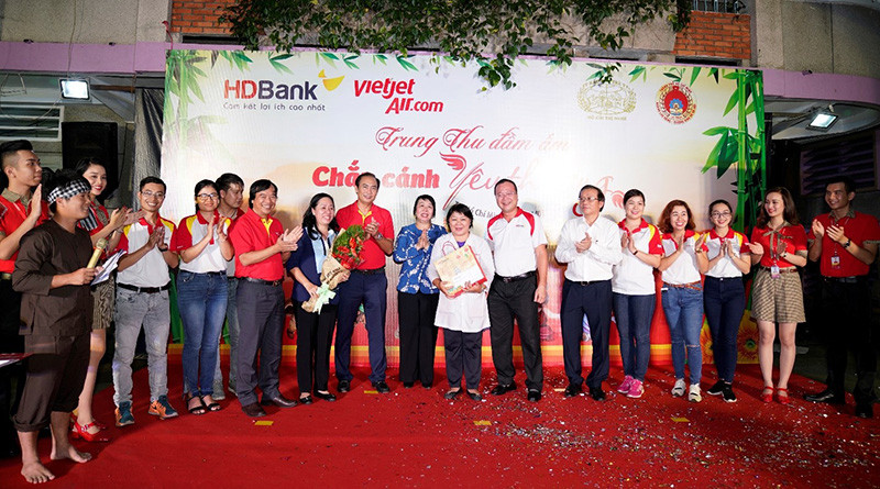 Lãnh đạo và cán bộ nhân viên Vietjet mang đem đến nhiều quà tặng cũng như hoạt động hấp dẫn cho gần 600 em nhỏ. Bác sĩ Lê Thị Hương Lan – Phó giám đốc Trung tâm Bảo trợ Trẻ tàn tật mồ côi Thị Nghè cho biết, đây là hoạt động mà các em đều đón đợi hàng năm.