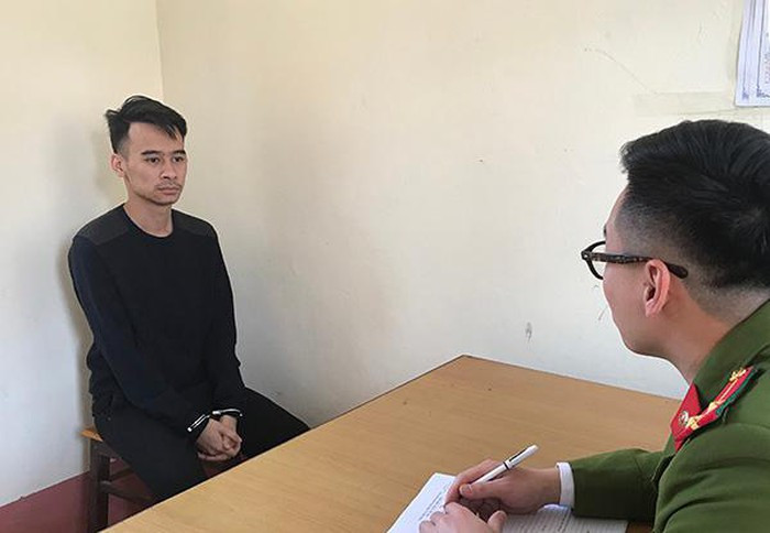 Đối tượng Vũ (bìa trái) tại cơ quan công an .ảnh: Huyền Mỹ