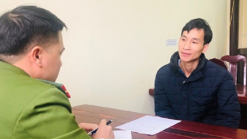 Đối tượng Đội (bìa phải) khai nhận hành vi tại cơ quan công an .Ảnh: Minh Anh 