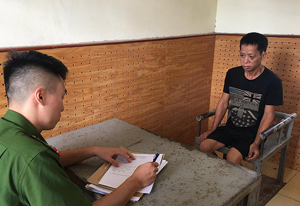 Đối tượng Dũng (biag phải) khai nhận hành vi tại cơ quan công an