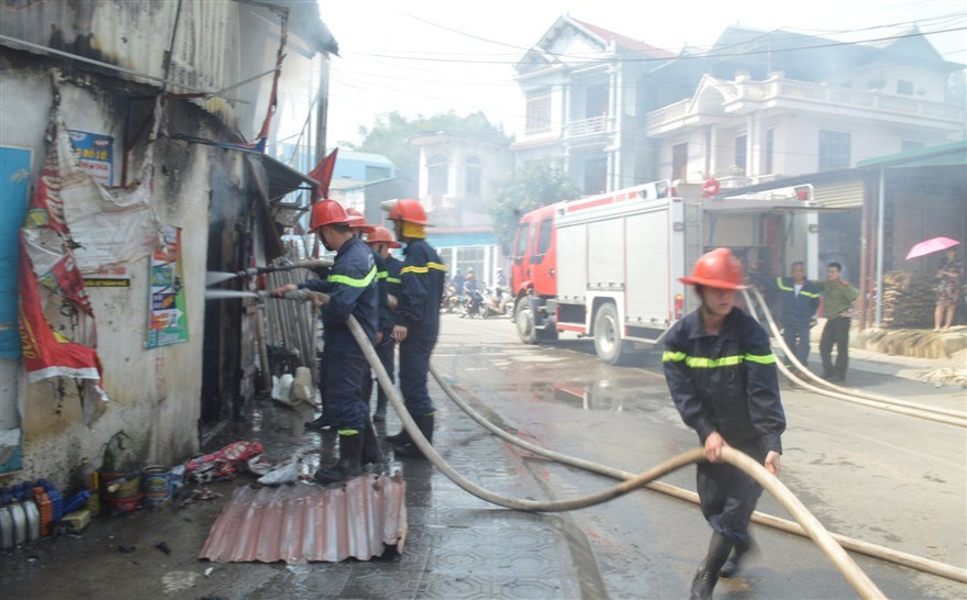 Sau gần 2 giờ đồng hồ, lực lượng chức năng Cao Bằng mới khống chế được vụ cháy *ảnh: Văn Sơn