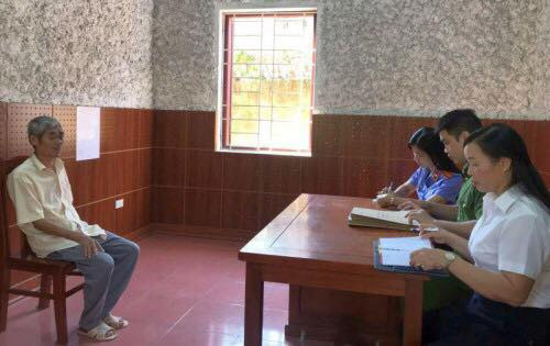 Đối tượng Mai (bìa trái) khai nhận hành vi tại cơ quan công an .Ảnh: TL