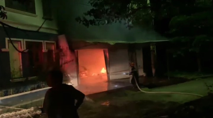 Lực lượng chức năng nỗ lực ngăn cản không cho ngọn lửa cháy sang ngôi biệt thự bên cạnh .Ảnh: Duy Chiến