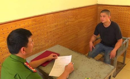 Đối tượng Tuấn Anh (bìa phải) tại cơ quan công an. Ảnh: H.Thơ