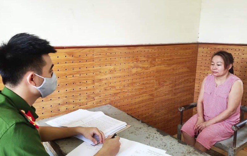 "Nữ quái" Nhường (bìa phải) khai nhận hành vi tại cơ quan công an .Ảnh: H. Thơ