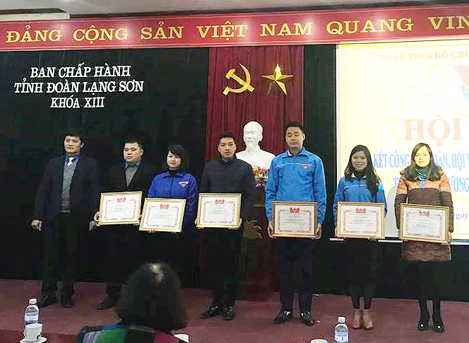 Nhiều tập thể cơ sở đoàn Lạng Sơn nhận Bằng khen *ảnh: T. Tâm