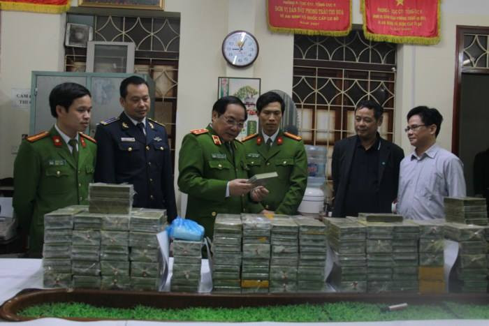 Các cơ quan chức năng và tang vật 288 bánh ma túy bắt tại Cao Bằng *ảnh: TL