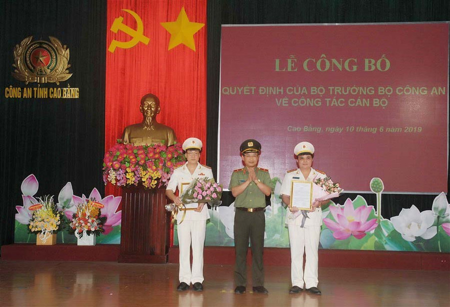 Thừa ủy quyền của Bộ trưởng Bộ Công an, Thiếu tướng Nguyễn Ngọc Toàn, Giám đốc Công an tỉnh Cao Bằng trao quyết định bổ nhiệm cho hai Phó Giám đốc Công an tỉnh. Ảnh: Vũ Tiệp