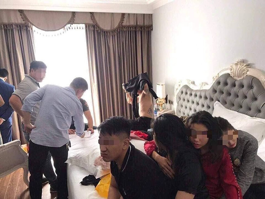 Nhóm nam thanh, nữ tú bị bắt quả tang đang sử dụng ma túy. Ảnh: TL