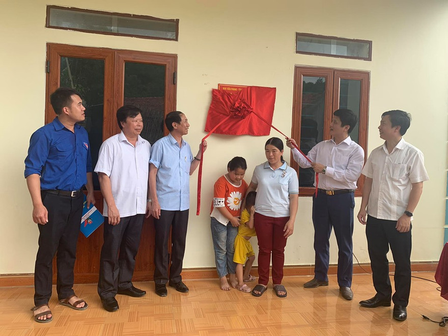 Đại diện báo Tiền Phong, Tỉnh đoàn Lạng Sơn cùng cấp ủy, chính quyền địa phương tổ chức Lễ Khánh thành nhà mới cho chị Liễu Thị Mơ .Ảnh: Duy Chiến 