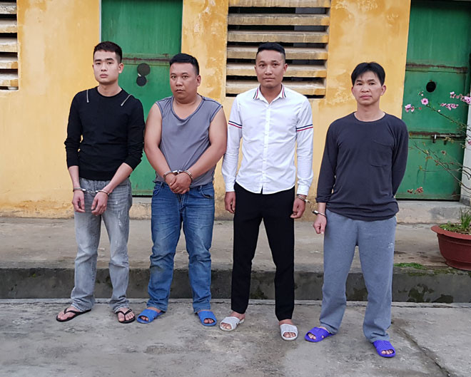 Tạm giữ hình sự một số đối tượng vi phạm về pháo .Ảnh: Việt Dũng 