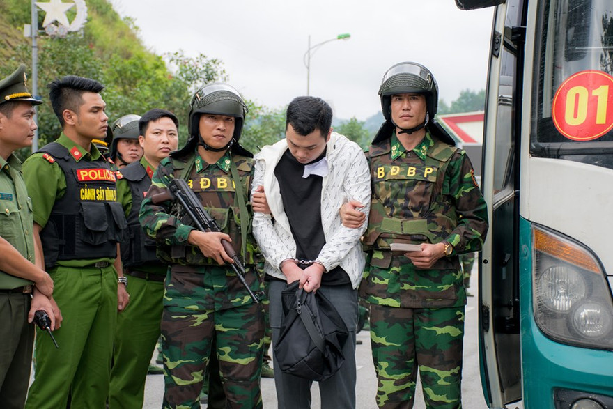 Các đối tượng bị di lý về phía biên giới, bàn giao cho lực lượng chức năng Trung Quốc. Ảnh: Duy Chiến