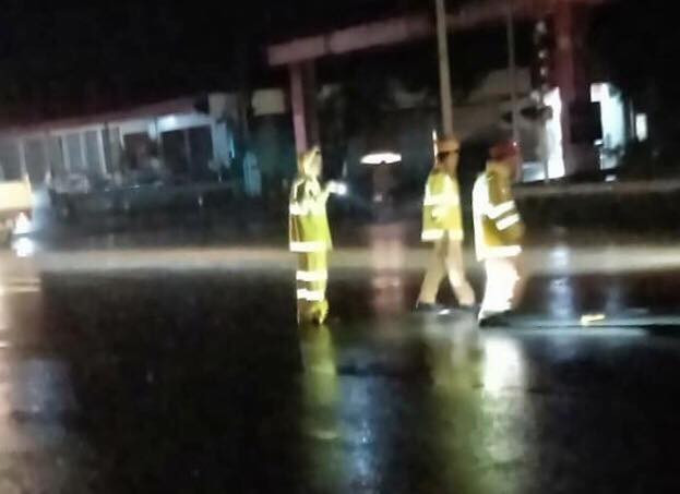 Trong khi lực lượng CSGT đang xử lý vụ tai nạn giao thông giữa 2 xe mô tô trong đêm tối thì lại xảy ra vụ tai nạn thứ 2 .Ảnh: D.C