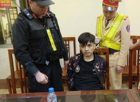 Đối tượng Giang (giữa) bị bắt quả tang vận chuyển ma túy. Ảnh: Nguyễn Thái