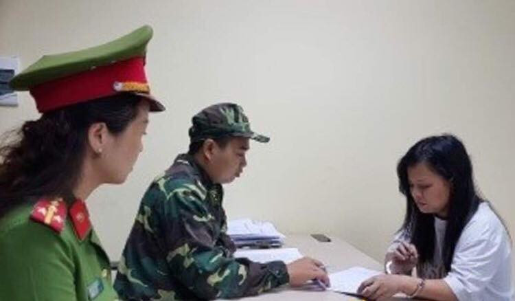 Đối tượng Liên (bìa phải) bước đầu khai nhận hành vi phạm pháp của mình .Ảnh Việt Dũng 