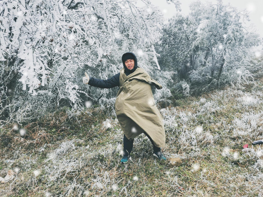 Để chống lại cái rét buốt ở nơi còn băng tuyết, nhiều người khoác cả chăn lên người. Ảnh: Nông Thọ 