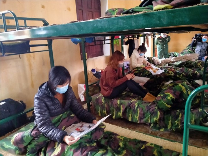 Sau hai ngày bỏ trốn, bà Dâng buộc phải về nơi cách ly cùng với số công dân trở về từ Trung Quốc .Ảnh: Dương Nguyên 