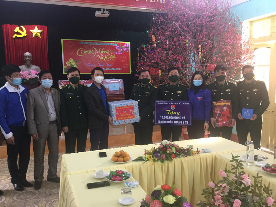 Đoàn công tác của TƯ Đoàn tặng quà cán bộ, chiến sỹ đồn Biên phòng cửa khẩu Hữu Nghị .Ảnh: Duy Chiến 