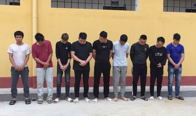 Nhóm bạc bị tạm giữ tại cơ quan công an .Ảnh: H. Thơ