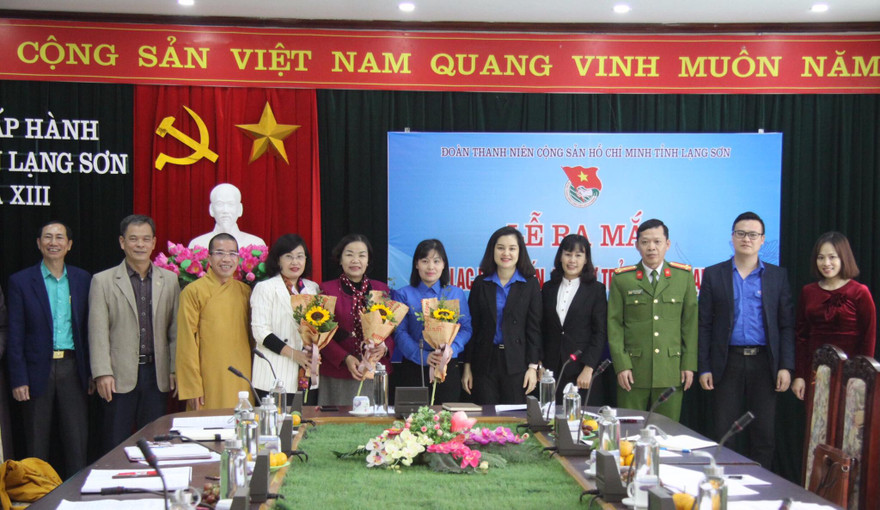 Các thành viên CLB ra mắt và bàn bạc, thống nhất các chương trình, kế hoạch, hoạt động trong thời gian tới .Ảnh: Duy Chiến 