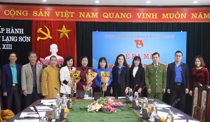 Các thành viên CLB ra mắt và bàn bạc, thống nhất các chương trình, kế hoạch, hoạt động trong thời gian tới .Ảnh: Duy Chiến 