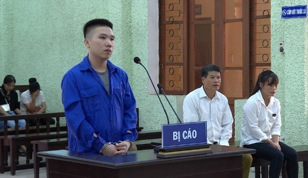 Bị cáo Dũng ra tòa lĩnh mức án nghiêm khắc .Ảnh: P.O