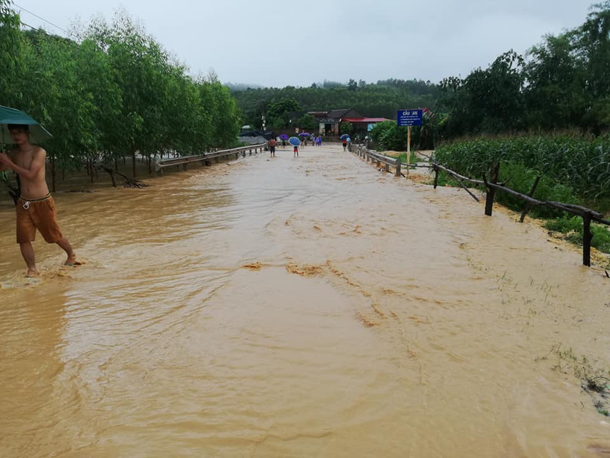 Nhiều tuyến đường liên xã, liên huyện bị lũ chia cắt, cô lập *ảnh: TL