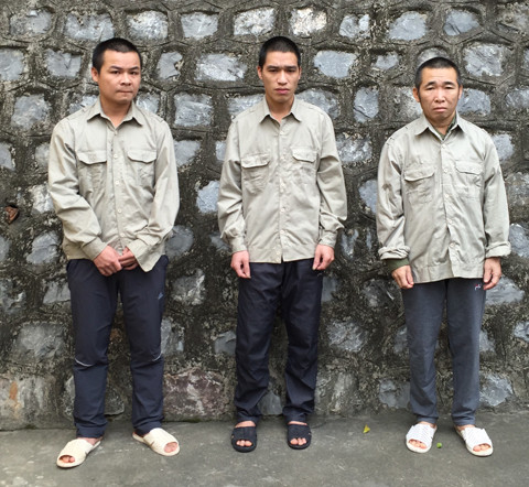 Ba đối tượng mua bán súng quân dụng tại cơ quan công an *ảnh: N.T