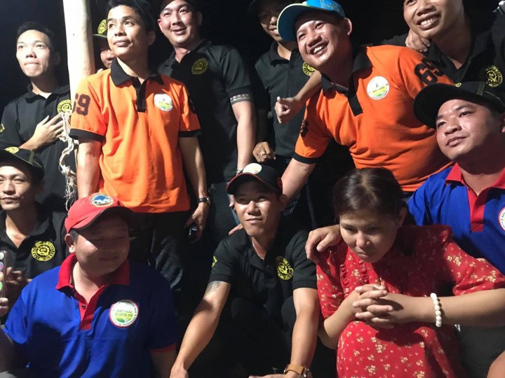 Chị Mơ (thứ 2 bên phải, hàng đầu) trở về với niềm vui đoàn tụ với xóm làng, người thân ở Cà Mau. Ảnh: Huỳnh Dũng 