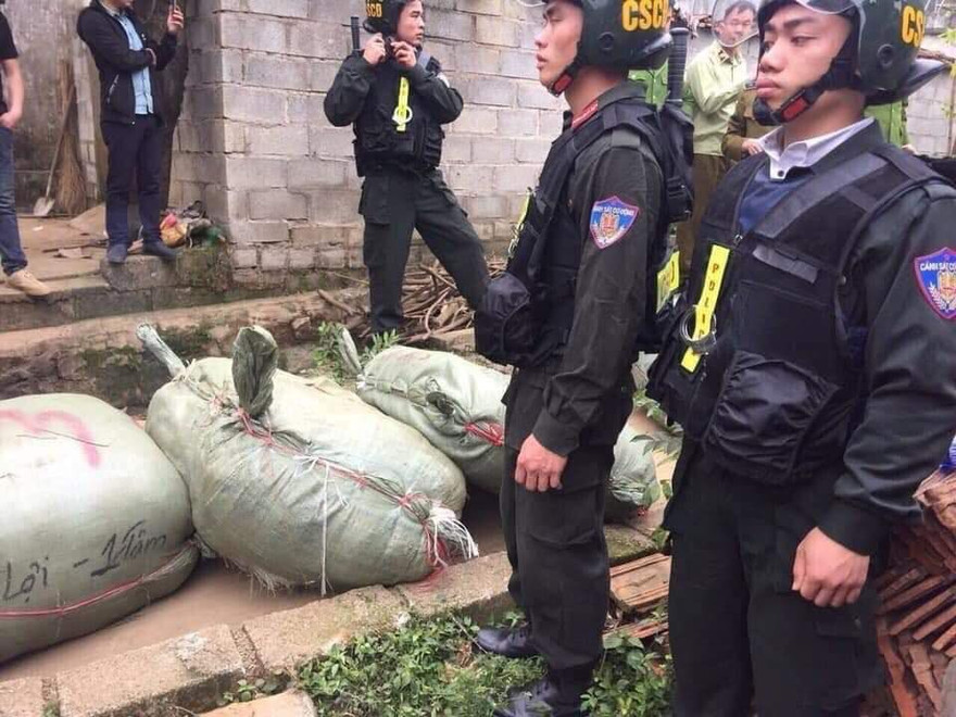 Lực lượng công an bảo vệ hàng hóa đã tịch thu trên đường mòn biên giới .Ảnh: Duy Chiến