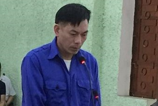 Bị cáo Thuận ra tòa, lĩnh án chung thân .Ảnh CB