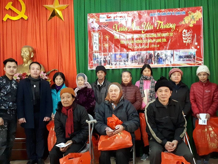 Nhận quà của Chương trình “Xuân ấm yêu thương”. Ảnh: Duy Chiến 