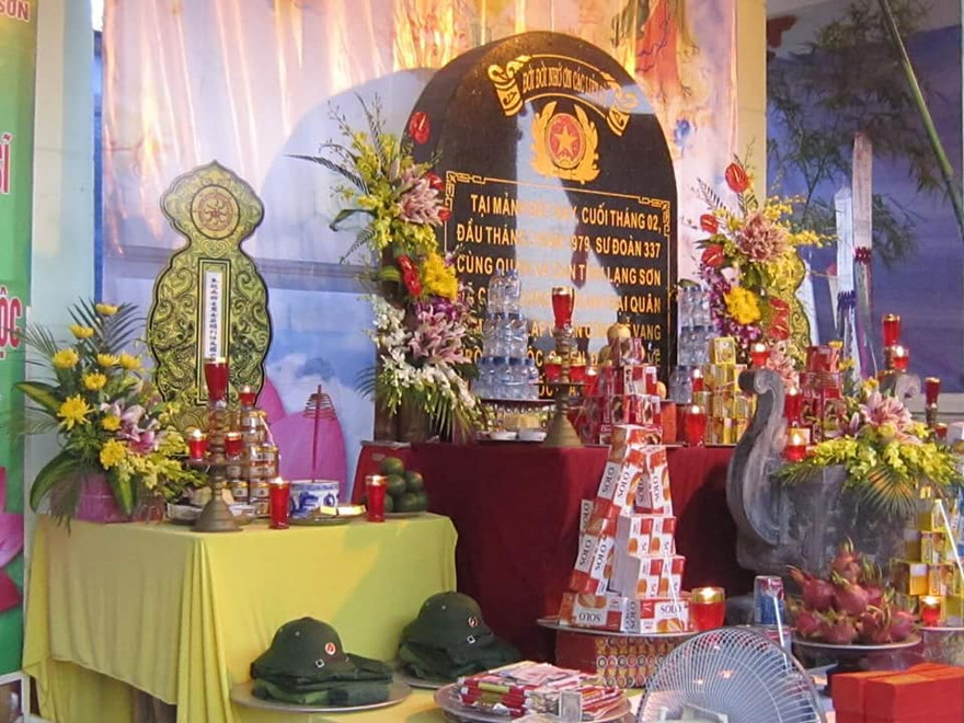 Tế lễ cán bộ, chiến sỹ Sư đoàn 337 hy sinh tại cầu Khánh Khê, tháng 2/1979 .Ảnh: D.C