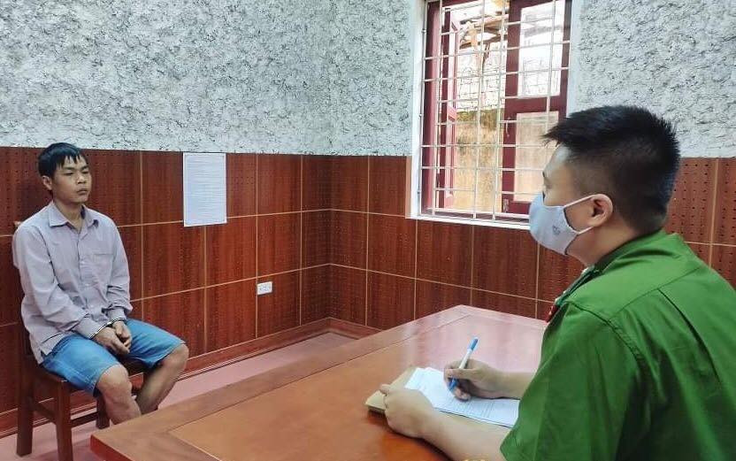 Đối tượng Bốn (bìa trái) khai nhận hành vi tại cơ quan điều tra .Ảnh: H.Mỹ 