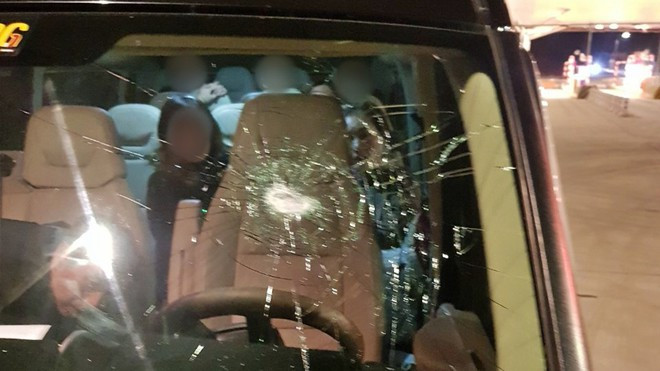 Nhiều xe ô tô bị ném đá vỡ kính trong đêm 9/1 .Ảnh: TL