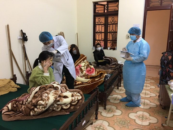 Lực lượng y tế tại Trường Quân sự làm việc thâu đếm để tiếp nhận, sơ khám công dân đến cách ly. Ảnh: Duy Chiến