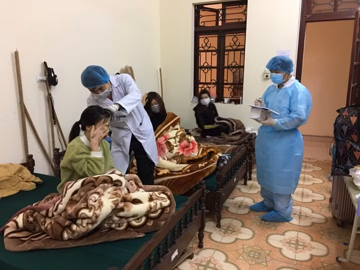 Lực lượng y tế tại Trường Quân sự làm việc thâu đếm để tiếp nhận, sơ khám công dân đến cách ly. Ảnh: Duy Chiến