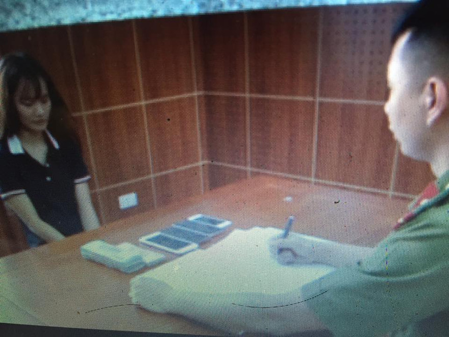 Đối tượng Uyên (bìa trái) khai nhận hành vi tại cơ quan điều tra *ảnh: TL