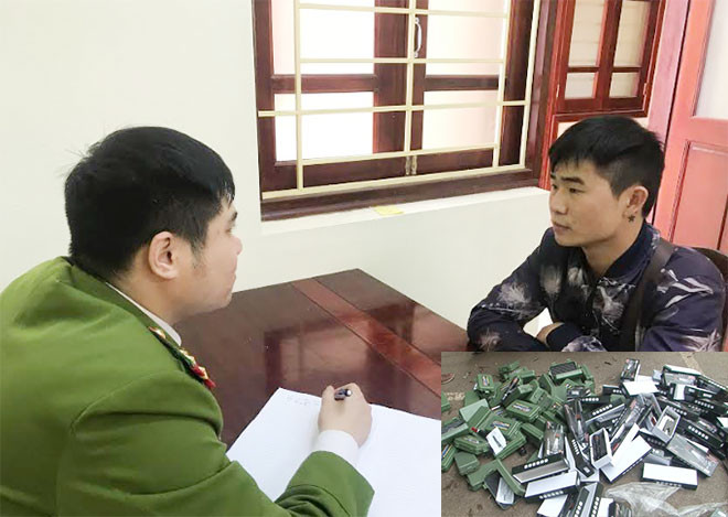 Đối tượng Tiến (bìa phải) cùng tang vật tại cơ quan công an .Ảnh: H. Mỹ