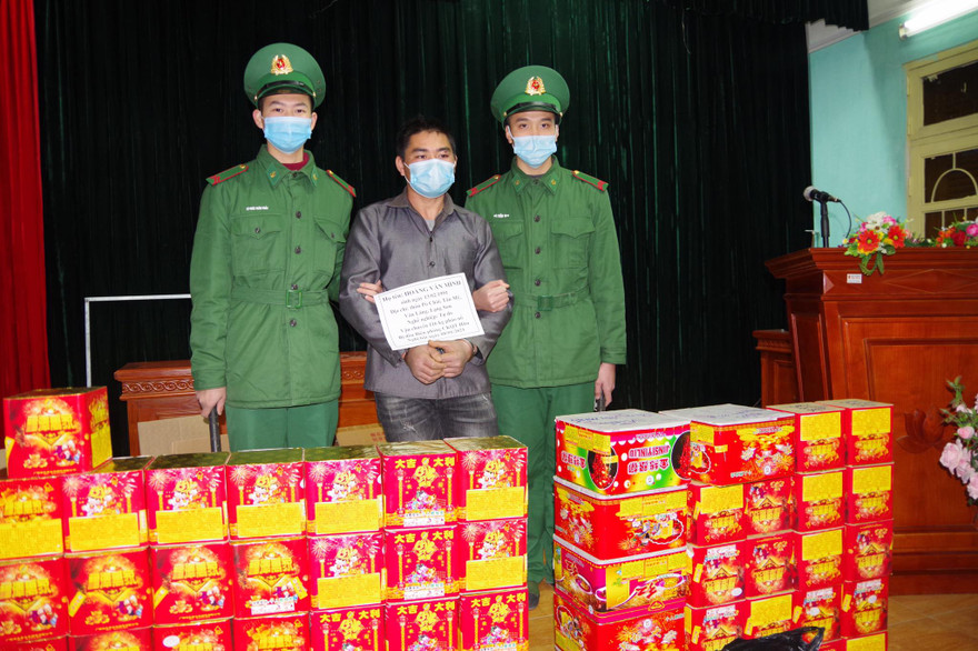 Đối tượng Mình (giữa) cùng tang vật .Ảnh: V. Toàn 