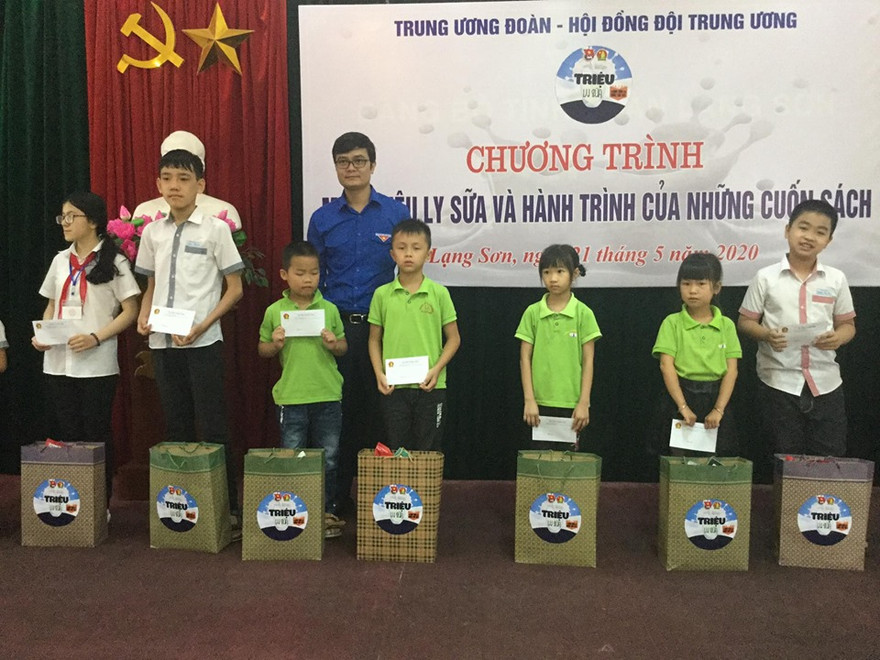 Bí thư TƯ Đoàn Bùi Quang Huy tặng quà cho thiếu nhi Lạng Sơn .Ảnh: Duy Chiến