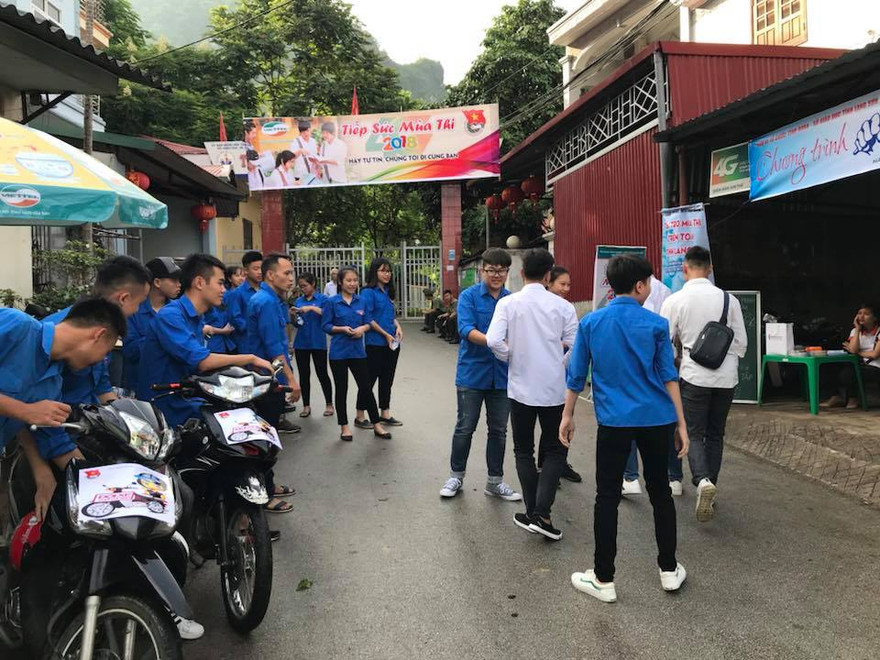 Các em học sinh Lạng Sơn tự tin bước vào môn thi đầu tiên *ảnh: TL