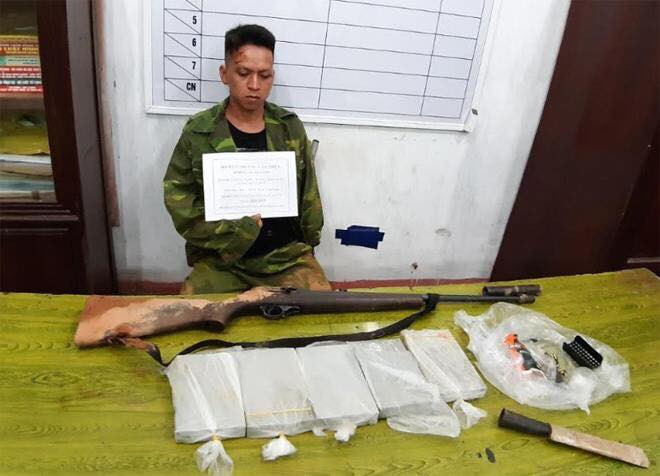 Đối tượng Hoàng Văn Thực bị bắt quả tang 5 bánh ma túy, súng đạn tại khu vực đường biên .Ảnh: D.Linh 
