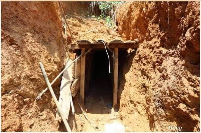 Những người đào vàng chui vào hang nhỏ rồi leo vào trong núi sâu để tìm của quý .Ảnh: TL