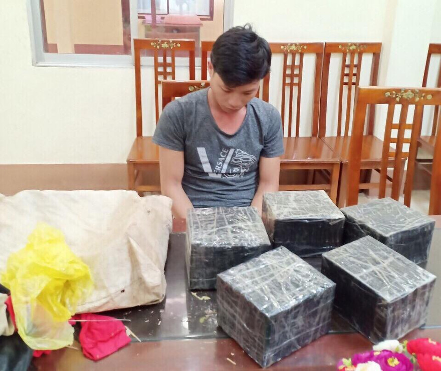 Đối tượng Ninh cùng tang vật 26 bánh ma túy tại cơ quan công an .Ảnh: Duy Chiến