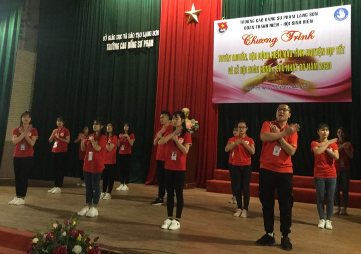 Các tình nguyên viên tạo bầu không khí rất vui tươi, nhiệt huyết .Ảnh: Duy Chiến