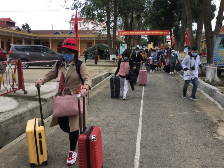 Những công dân hoàn thành cách ly, đầu tiên rời khỏi Trung đoàn 123 .Ảnh: Duy Chiến