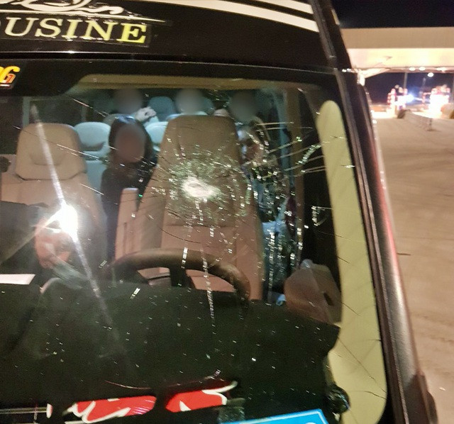 Một chiếc xe ô tô bị ném đá trên tuyến cao tốc Bắc Giang- Lạng Sơn .Ảnh: TL 