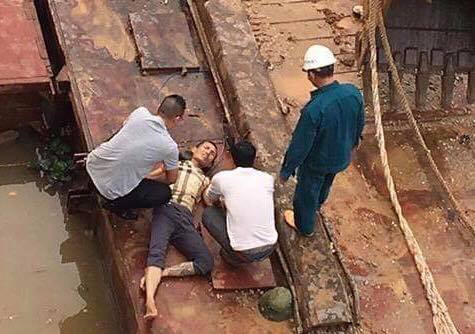 Các công nhân đã cứu kịp thời người thanh niên dại dột .Ảnh: Duy Chiến