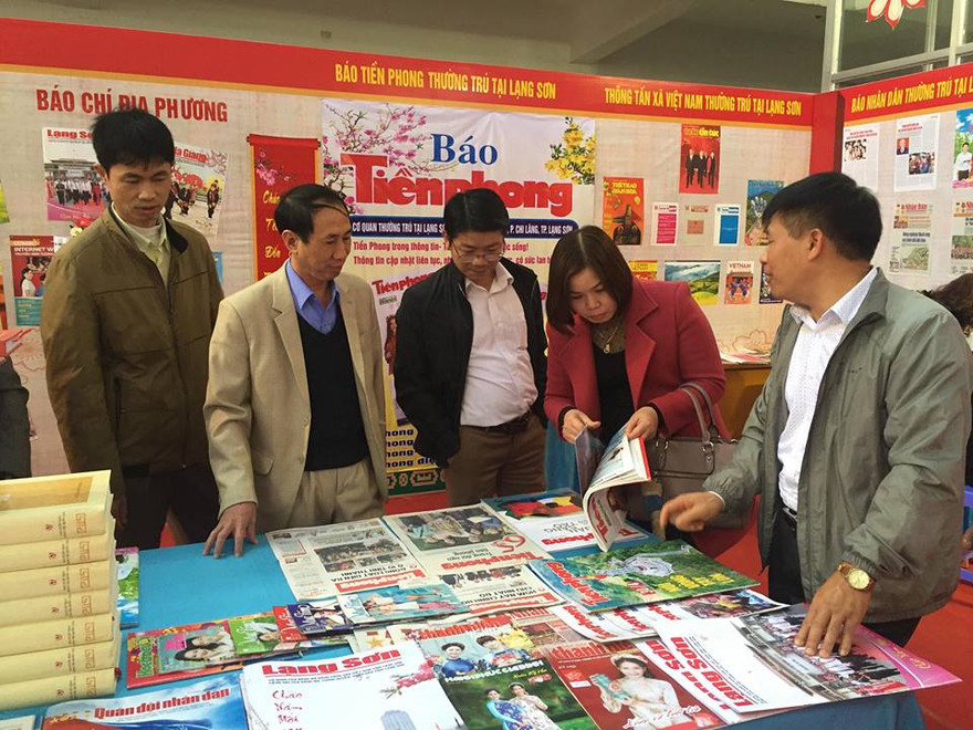Báo Tiền Phong cuốn hút sự chú ý của đồng nghiệp và bạn đọc .Ảnh: Duy Chiến